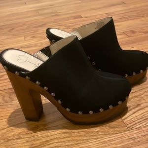 Jessica Simpson kouren clogs